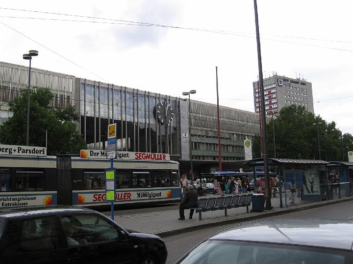 Muenchen 004.jpg - Im Süden der Ebene sind die Flüsse, insbesondere die Isar, tief eingeschnitten. Im Süden von München findet man vermehrt Wälder, wie den Perlacher Forst und den Forstenrieder Park, auch weil der Grundwasserspiegel hier relativ tief liegt.